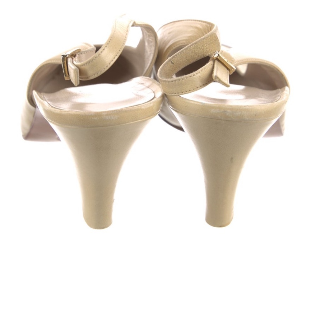 CHANEL Beige and Black Slingback Captoe Heels - Picture 4 of 6